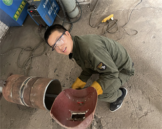 我校小伙焊接学习中